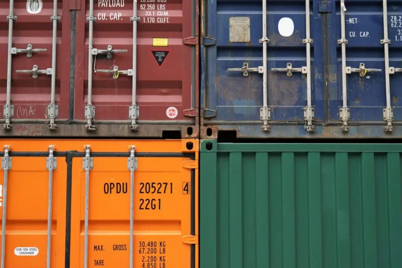 how much does a 20ft shipping container weigh