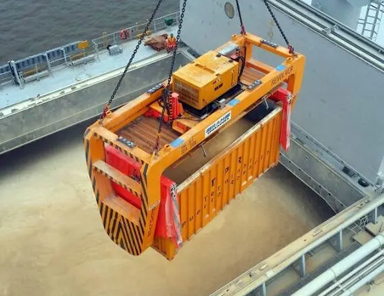 Bulk Transport Solutions: Containers for Grain, Feed, and Agricultural Goods Specialized equipment lifting an open-top container loaded with bulk agricultural cargo like grain from a ship's hold.